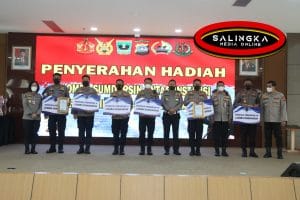 Polres Pasaman Barat Menerima Penghargaan Dan Hadiah Dalam Lomba Sumdarsin