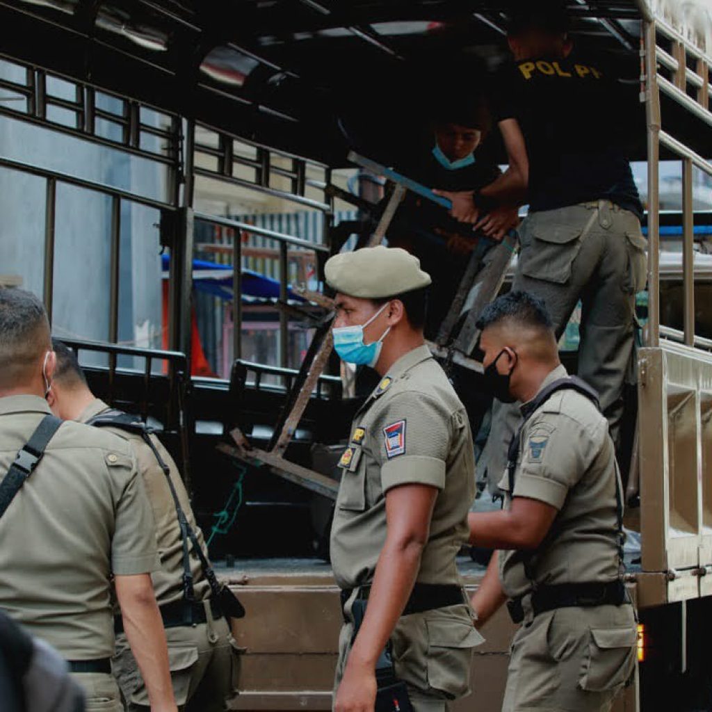 Kembali dirikan Lapak, PKL di Jalan Samping Pertokoan Atom Center di Tata Satpol PP Padang