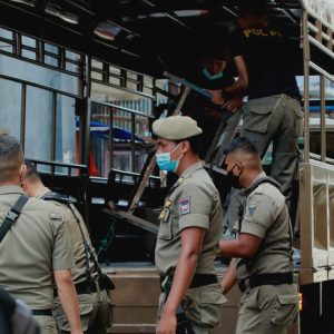 Kembali dirikan Lapak, PKL di Jalan Samping Pertokoan Atom Center di Tata Satpol PP Padang