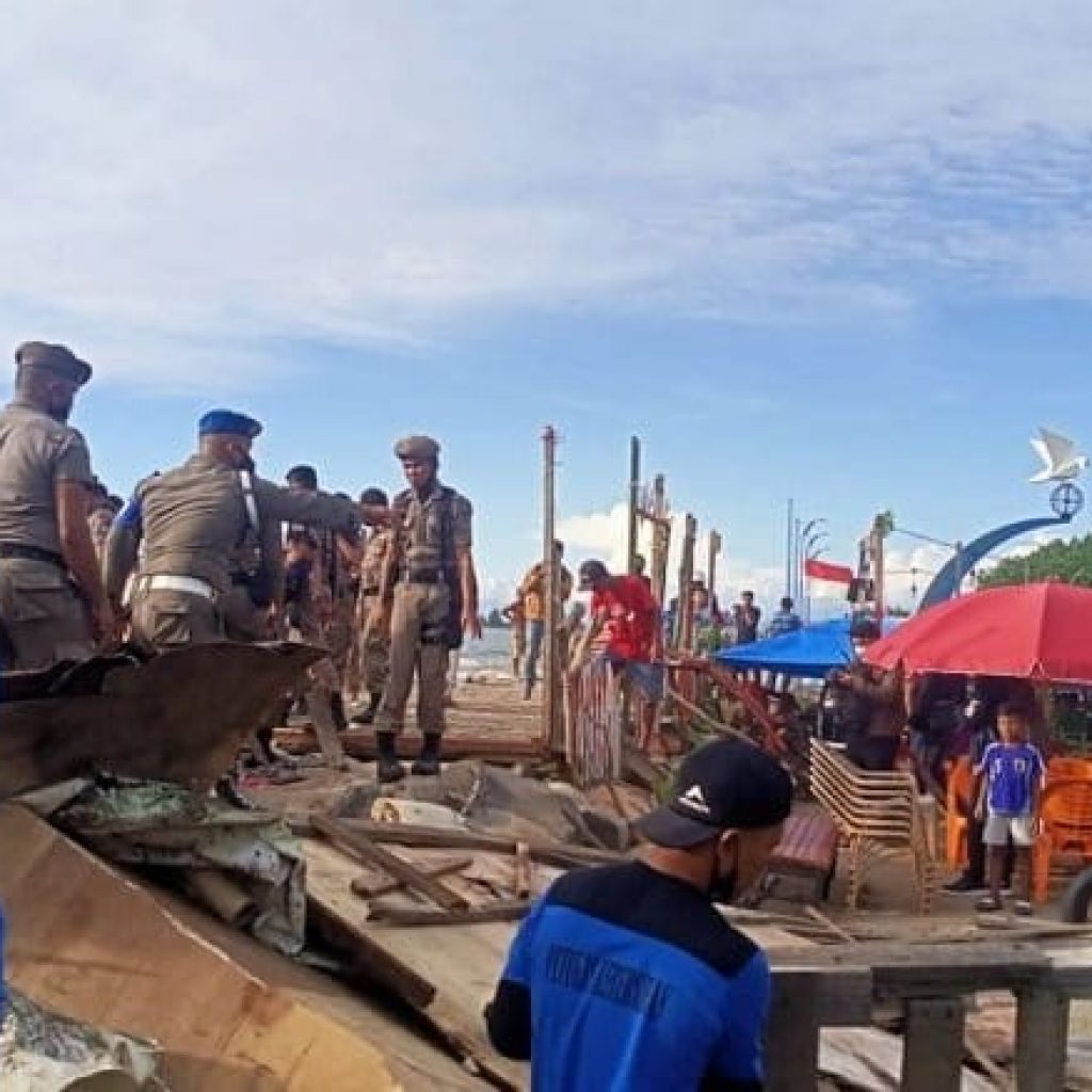 Kembalikan Fungsi Pantai, Tenda Pedagang di Pantai Muaro Lasak Dibongkar