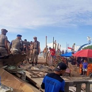 Kembalikan Fungsi Pantai, Tenda Pedagang di Pantai Muaro Lasak Dibongkar