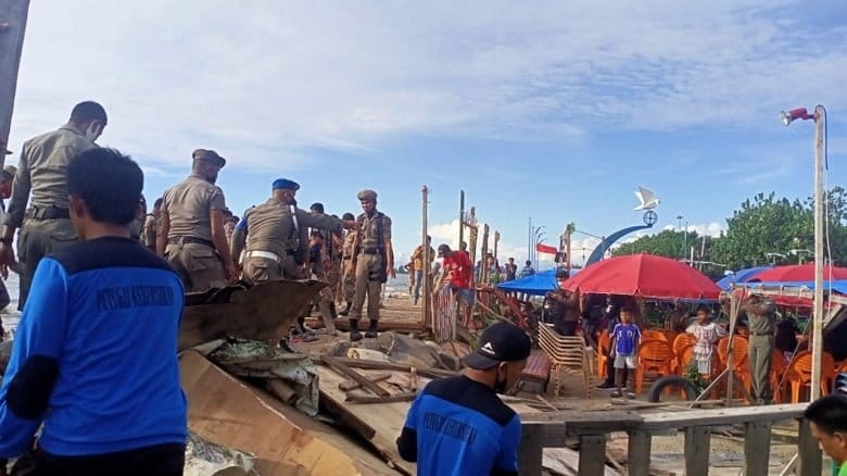 Kembalikan Fungsi Pantai, Tenda Pedagang di Pantai Muaro Lasak Dibongkar