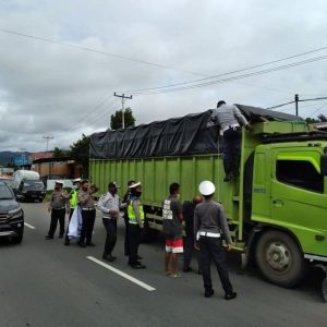 Satlantas Painan Melakukan Operasi Over Dimension dan Over loading