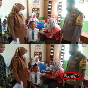 Aipda Loli Saputra Anggota Bhabinkamtibmas Nagari Talu Laksanakan Vaksinasi Murid MIM Sei Jernih