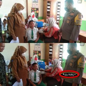 Aipda Loli Saputra Anggota Bhabinkamtibmas Nagari Talu Laksanakan Vaksinasi Murid MIM Sei Jernih