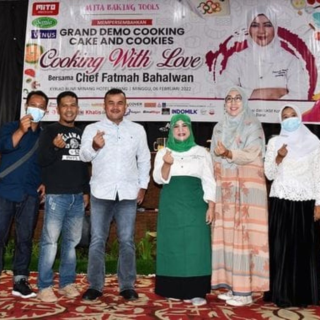 Chef Fatmah Bahalwan Mengajarkan Ratusan Wanita Muda Cara Memasak Kue yang Lezat