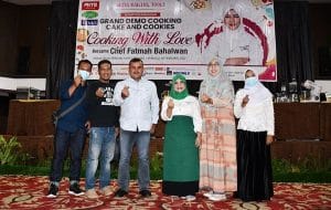 Chef Fatmah Bahalwan Mengajarkan Ratusan Wanita Muda Cara Memasak Kue yang Lezat