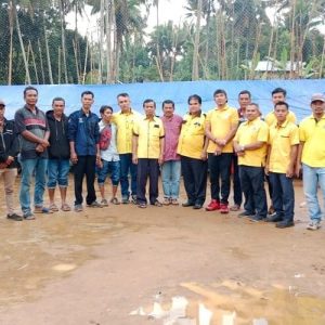 DPD Partai Golkar Pasaman Barat menyerahkan bantuan kepada korban gempa di Pasaman Barat