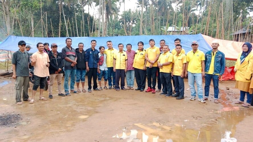 DPD Partai Golkar Pasaman Barat menyerahkan bantuan kepada korban gempa di Pasaman Barat