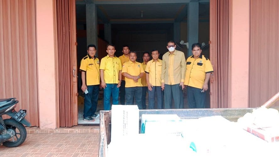 DPD Partai Golkar Pasaman Barat menyerahkan bantuan kepada korban gempa di Pasaman Barat