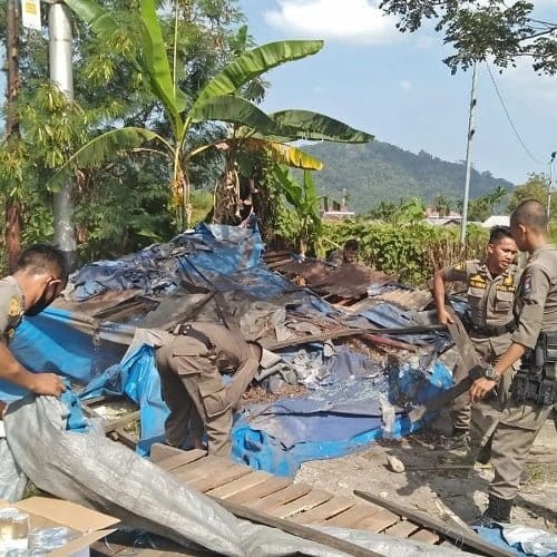 Delapan Bangunan Liar Dibongkar Satpol PP Padang Karena Akan Dijadikan Taman Kota