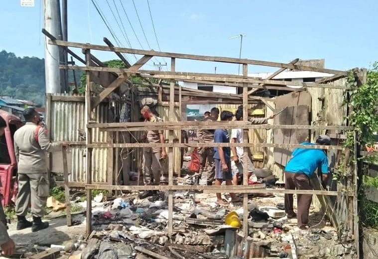 Delapan Bangunan Liar Dibongkar Satpol PP Padang Karena Akan Dijadikan Taman Kota