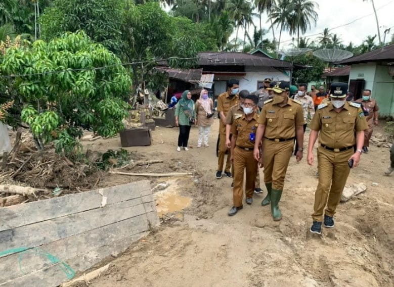 Gerak Cepat, Audy Joinaldy Serahkan Bantuan Korban Banjir Pasaman