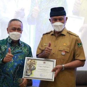 Gubernur Mahyeldi Terima Penghargaan Atas Dukungan Konservasi Harimau Sumatra