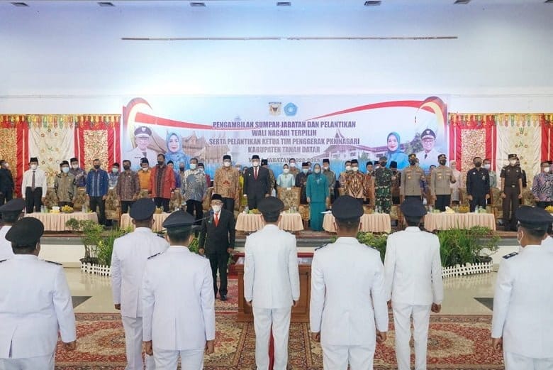 Lantik 20 Wali Nagari, Bupati Tanah Datar Harap Wali Nagari Rangkul Seluruh Elemen untuk Turut Membangun Nagari