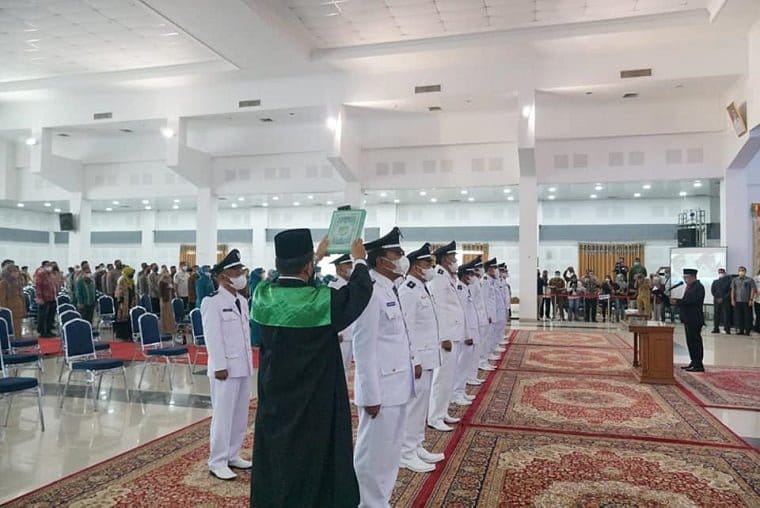 Lantik 20 Wali Nagari, Bupati Tanah Datar Harap Wali Nagari Rangkul Seluruh Elemen untuk Turut Membangun Nagari