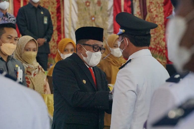 Lantik 20 Wali Nagari, Bupati Tanah Datar Harap Wali Nagari Rangkul Seluruh Elemen untuk Turut Membangun Nagari