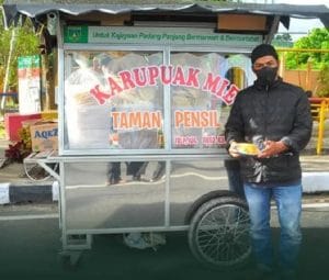 Perjuangan Penjual Kerupuk Mie di Masa Pandemi