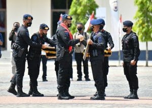 Redam Konflik di Pulau Haruku, Dankorbrimob Ganjar Penghargaan Untuk Dansatbrimob Maluku