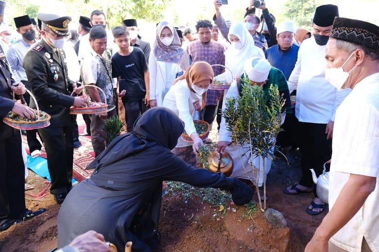 Ribuan Orang Melepas DP Datuk Labuan Tempat Peristirahatan Terakhir Ribuan Orang Melepas DP Datuak Labuan Tempat Peristirahatan Terakhir