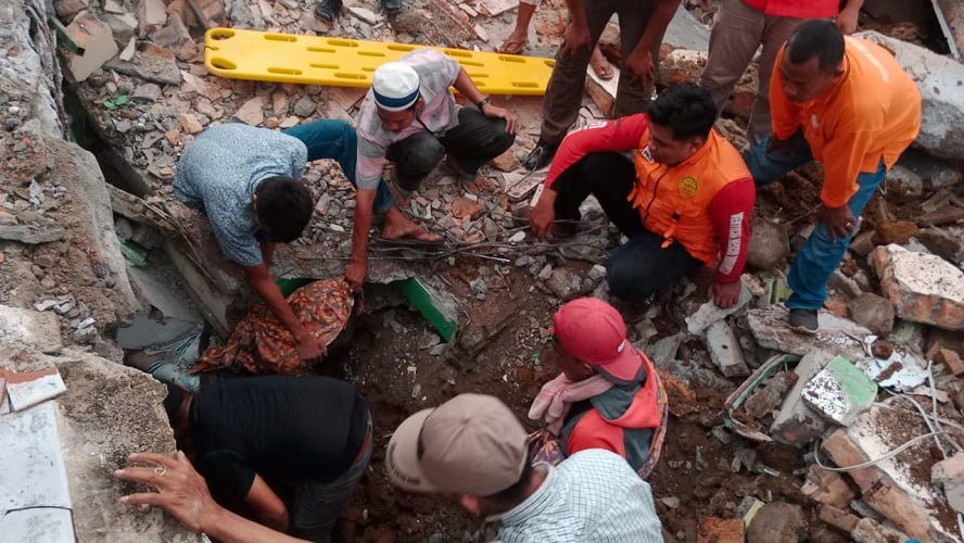 Update Penanganan Bencana Gempa Pasbar : Lima Meninggal, 12 Ribu Jiwa Masih Mengungsi Update Penanganan Bencana Gempa Pasbar Lima Meninggal, 12 Ribu Jiwa Masih Mengungsi
