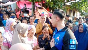 AHY di Sambut Hangat oleh Ribuan Pengungsi Gempa Kabupaten Pasaman Barat