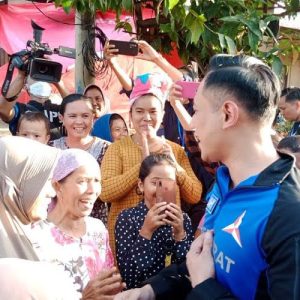 AHY di Sambut Hangat oleh Ribuan Pengungsi Gempa Kabupaten Pasaman Barat