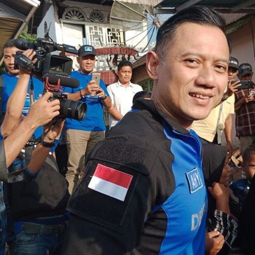 AHY kunjungi Korban Musibah Gempa Pasaman Barat di Serbu Warga