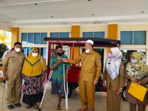 Bupati Hamsuardi Serahkan Becak Motor Kepada Penyandang Disabilitas