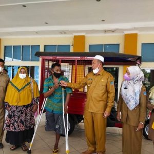 Bupati Hamsuardi Serahkan Becak Motor Kepada Penyandang Disabilitas