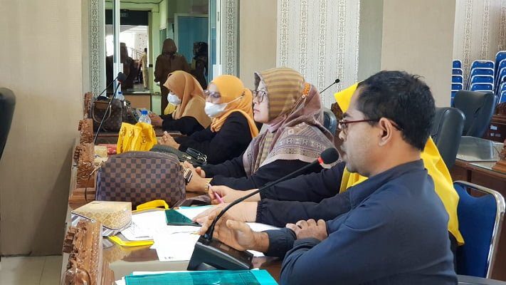 Gabungan Komisi DPRD Pasbar Adakan Rapat Terkait Masalah PHK Guru SD dan SMP Bakrie Utama