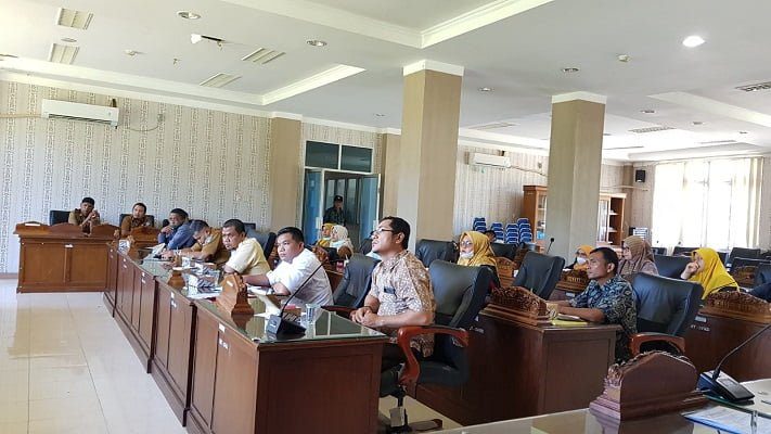 Gabungan Komisi DPRD Pasbar Adakan Rapat Terkait Masalah PHK Guru SD dan SMP Bakrie Utama - salingka media