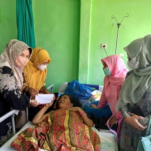 Ketua dan Wakil Ketua TP PKK Pasbar Kunjungi 2 Korban Gempa di RSUP M. Djamil Padang