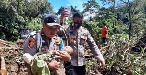 Longsor Kembali Terjadi di Polong Onam Talu Kapolsek AKP Junaidi SH Gerak Sigap Evakuasi Pasien yang di rujuk ke RSUD Jambak