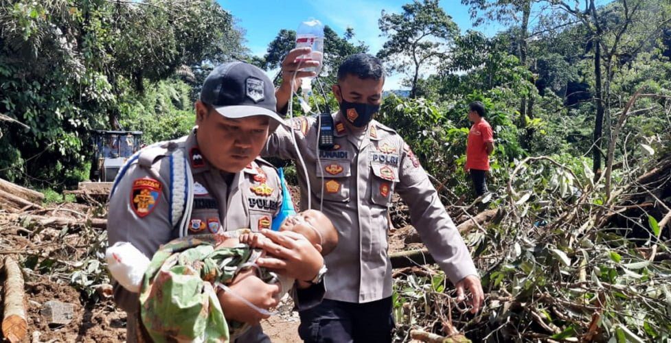 Longsor Kembali Terjadi di Polong Onam Talu Kapolsek AKP Junaidi SH Gerak Sigap Evakuasi Pasien yang di rujuk ke RSUD Jambak Longsor Kembali Terjadi di Polong Onam Talu Kapolsek AKP Junaidi SH Gerak Sigap Evakuasi Pasien yang di rujuk ke RSUD Jambak