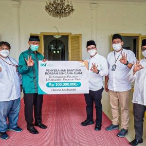 Peduli Korban Gempa Pasaman dan Pasbar, Senilai 100 Juta BSI Serahkan Bantuan ke Gubernur