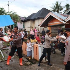 Polres Pasaman Barat Distribusikan Sembako dari Kapolda Kep. Babel untuk Korban Bencana Gempa Bumi