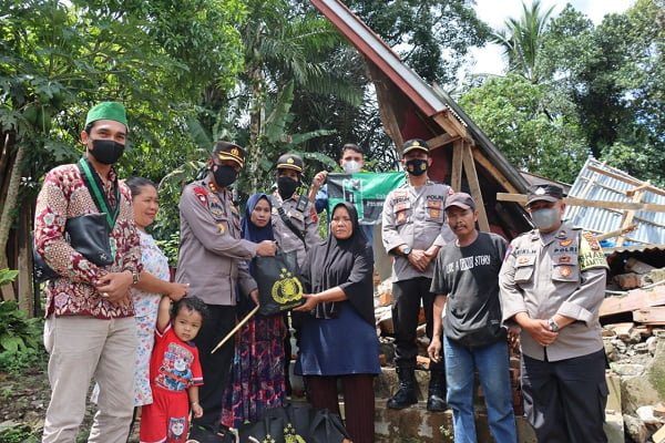 Polres Pasaman Barat Salurkan Bantuan Dari Kapolri Untuk Korban Gempa Bumi - salingkamedia 2