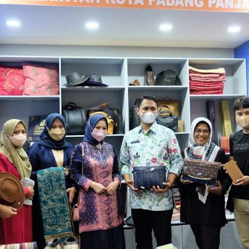 Produk Asli dari Kota Padang Panjang Ikut Berpartisipasi pada Acara Inacraft (International Handicraft Trade Fair) 2022