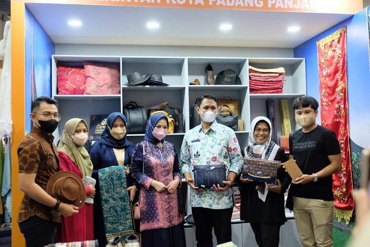 Produk Asli dari Kota Padang Panjang Ikut Berpartisipasi pada Acara Inacraft (International Handicraft Trade Fair) 2022