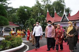 Sentra Tenun Lintau Buo Dikunjungi Jusuf Kalla bersama Istri