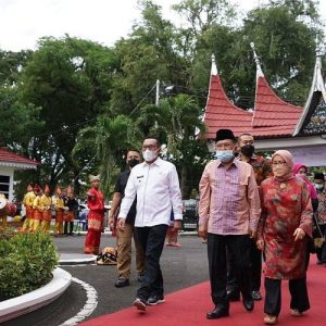 Sentra Tenun Lintau Buo Dikunjungi Jusuf Kalla bersama Istri