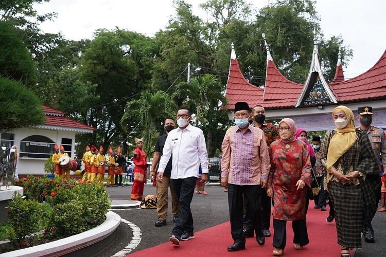 Sentra Tenun Lintau Buo Dikunjungi Jusuf Kalla bersama Istri - salingka media
