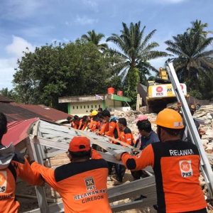 Tanggap Bencana, PKS Pasbar Mulai Bersihkah Puing Masjid Raya Kajai