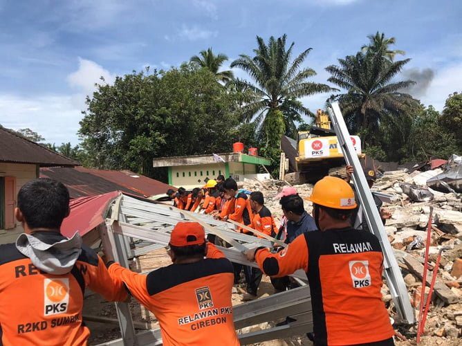 Tanggap Bencana, PKS Pasbar Mulai Bersihkah Puing Masjid Raya Kajai