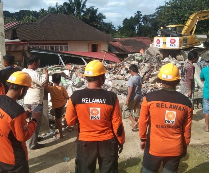 Tanggap Bencana, PKS Pasbar Mulai Bersihkah Puing Masjid Raya Kajai Tanggap Bencana, PKS Pasbar Mulai Bersihkah Puing Masjid Raya Kajai