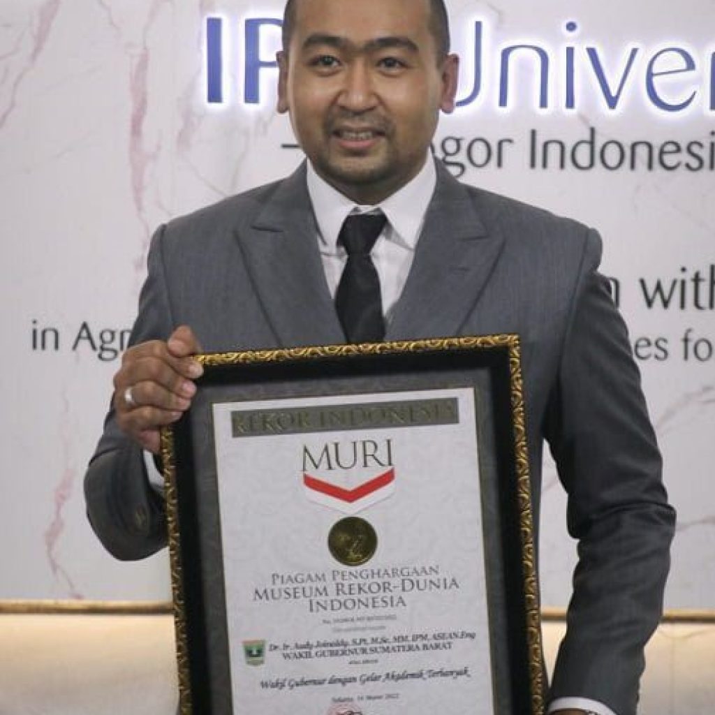 Tujuh Gelar Akademik Audy Joinaldy Diganjar Rekor MURI – Dr. Ir. Audy Joinaldy, S.Pt., M.Sc., M.M., I.P.M., ASEAN, Eng., Dt. Rajo Pasisia Alam