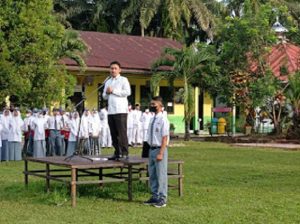 Anggota DPRD Pasbar Didaulat Menjadi Pembina Upacara di SMAN 1 Sarik Kecamatan Luhak Nan Duo