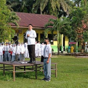 Anggota DPRD Pasbar Didaulat Menjadi Pembina Upacara di SMAN 1 Sarik Kecamatan Luhak Nan Duo