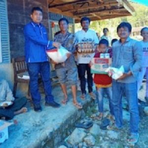 Anggota DPRD Pasbar Syafridal Memberikan Bantuan Korban Gempa